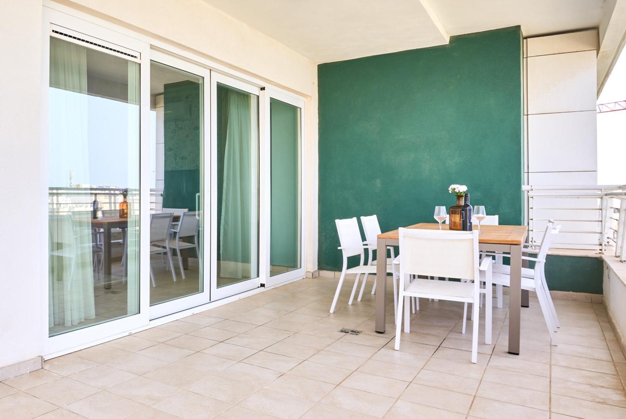 Stunning 3-Bedroom Seaview Retreat In Fort Cambridge Сліма Екстер'єр фото